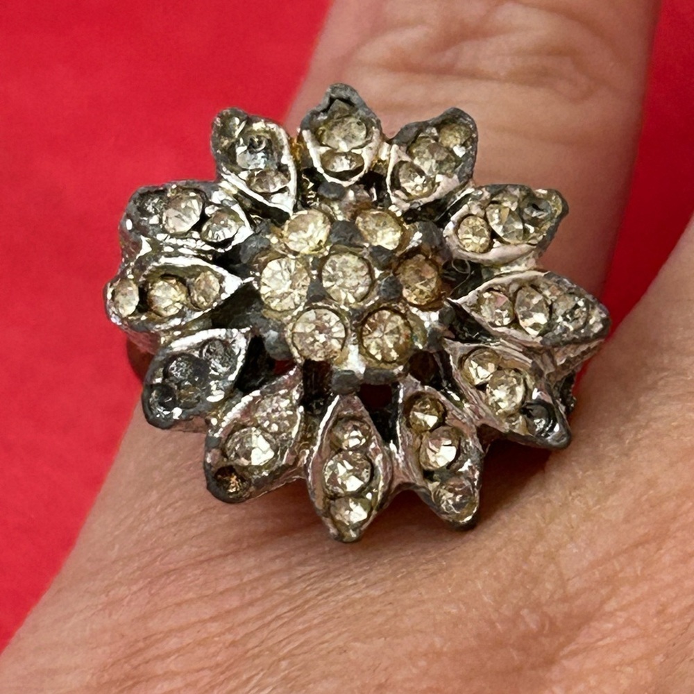 4/$100 vintage 1940 Elegant Silver and Floral Ring size $ 1/2 💚
